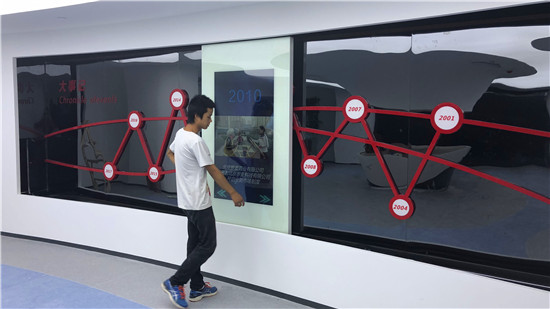 移动透明滑轨屏案例展示_应用于医疗行业展厅