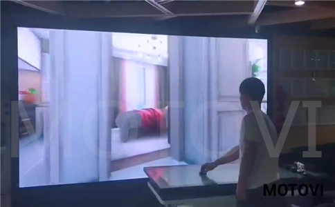 房地产展厅现场参观者运用摩拓为MOTOVI物体识别交互漫游桌模拟游览楼盘内部布局