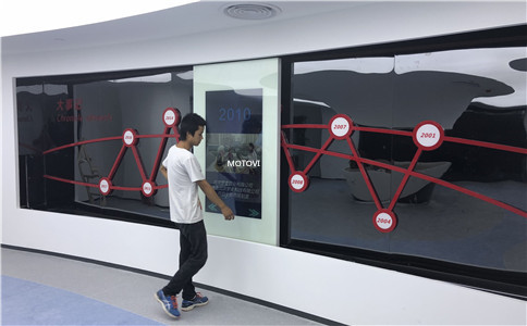 互动滑轨屏应用于数字展厅设计_互动体验