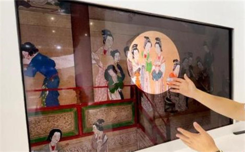 明代画家仇英的名作《汉宫春晓图》在75寸8K超高清显示技术下现身展区中心