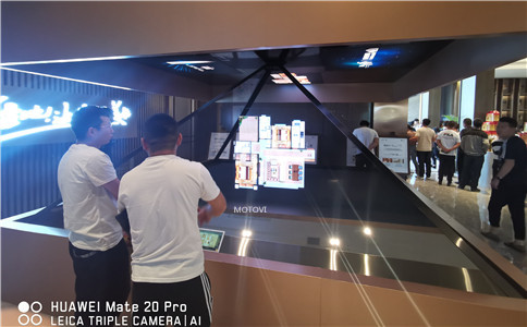 现场参观者在360度全息投影影像技术互动装置前参观_互动体验（局部图）