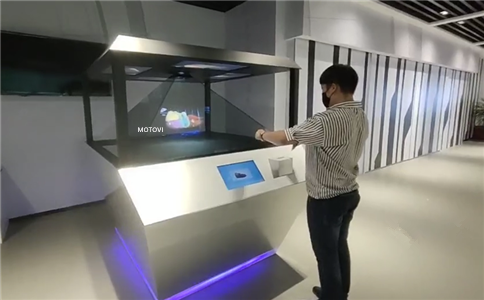 展厅360度全息投影技术应用，观者可通过多种手势和动作与展项互动